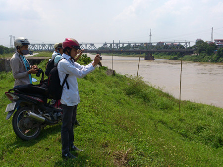 Cầu Đuống - nơi bà Hiền bị chồng nhẫn tâm ném xuống sông. Ảnh: Tuấn Nguyễn. Cầu Đuống - nơi bà Hiền bị chồng nhẫn tâm ném xuống sông. Ảnh: Tuấn Nguyễn