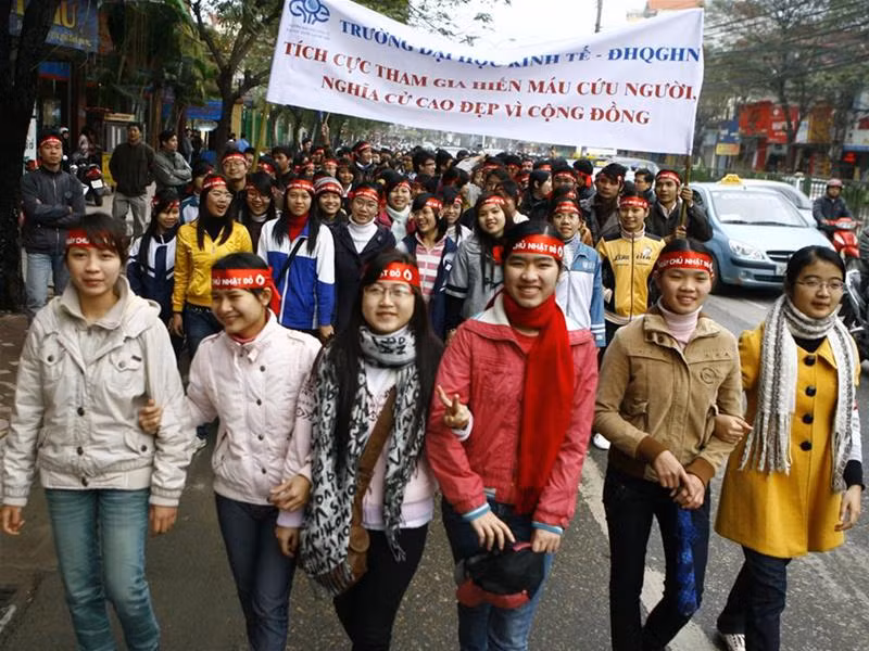 Sinh viên ĐHQG diễu hành trong Ngày Chủ nhật đỏ. Ảnh : Thuận Phong
