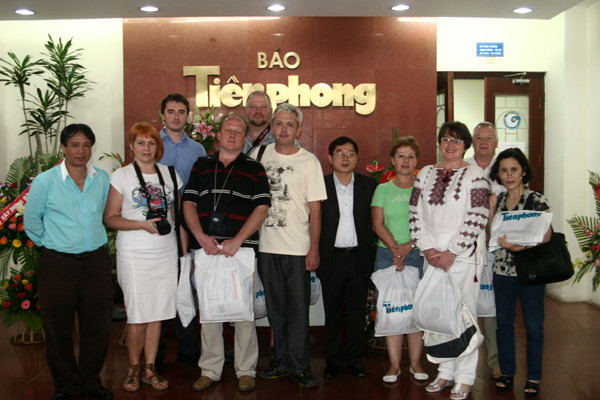 kết thúc chuyến thăm, các nhà báo Ucraina cùng chụp ảnh lưu niệm tại sảnh báo Tiền Phong 