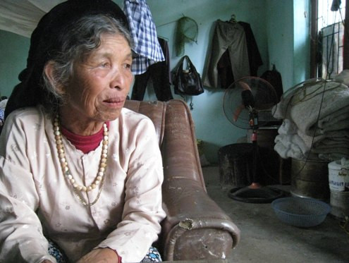 Sự trở về đường đột của con gái khiến cụ Phường và gia đình vui mừng khôn xiết. Ảnh: Lê Hoàng