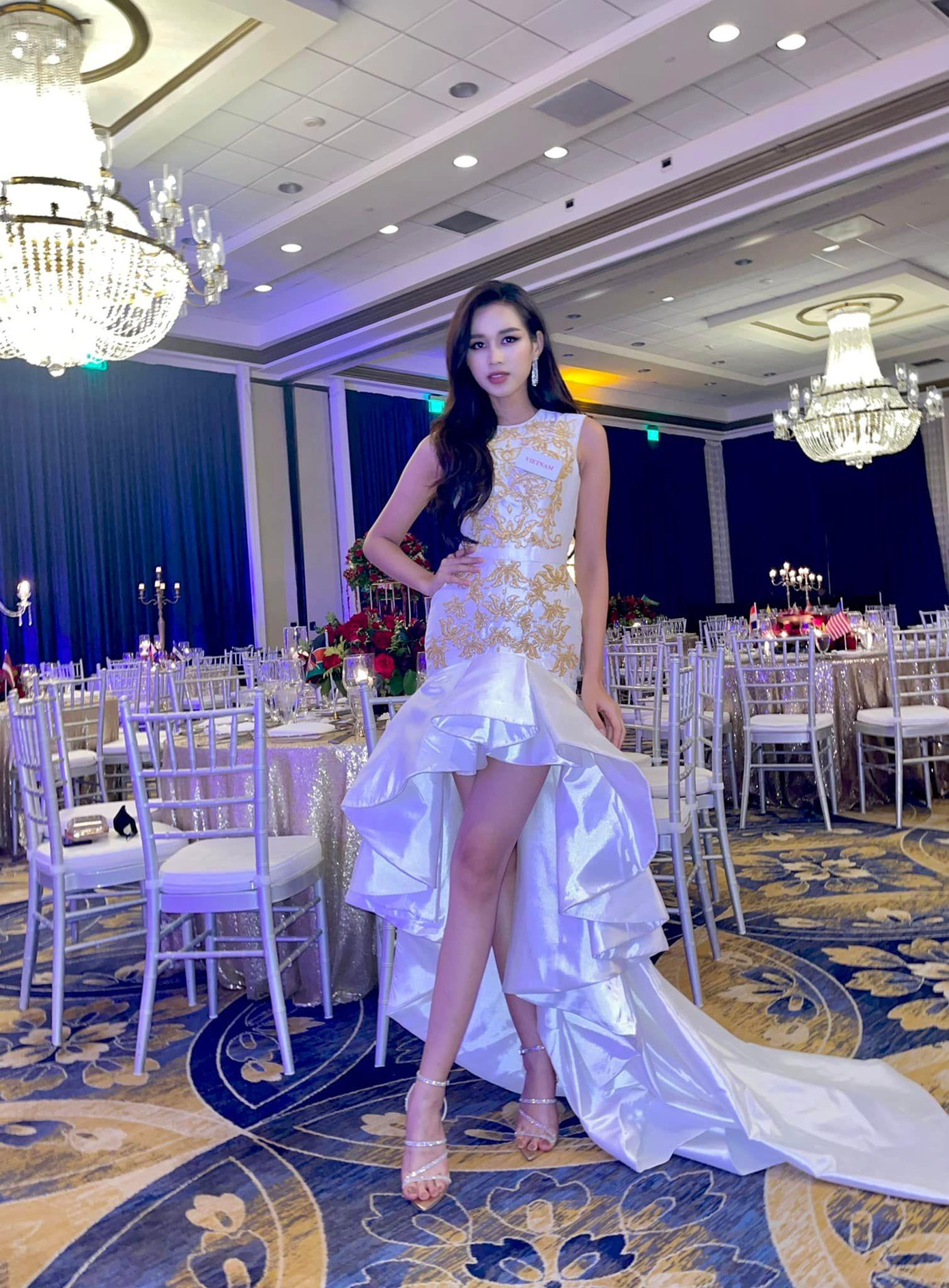 Xuất hiện trong tiệc từ thiện của Miss World, Đỗ Thị Hà diện thiết kế lấy cảm hứng từ logo của Miss World. Thiết kế với phần chân váy xếp nếp độc đáo đã khoe trọn vẹn đôi chân quyến rũ của cô.