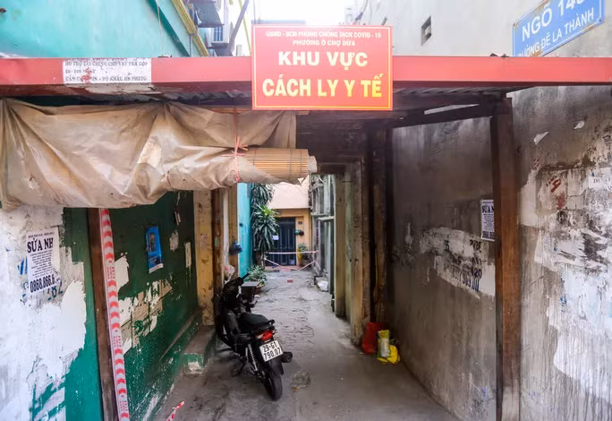 Phong toả cả một con ngõ 145 phố Đê La Thành Phong toả cả một con ngõ 145 phố Đê La Thành