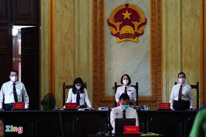 Phiên tòa do thẩm phán Hoàng Thị Bích Duyên làm chủ tọa. Dự kiến phiên xét xử kéo dài đến 16/12.
