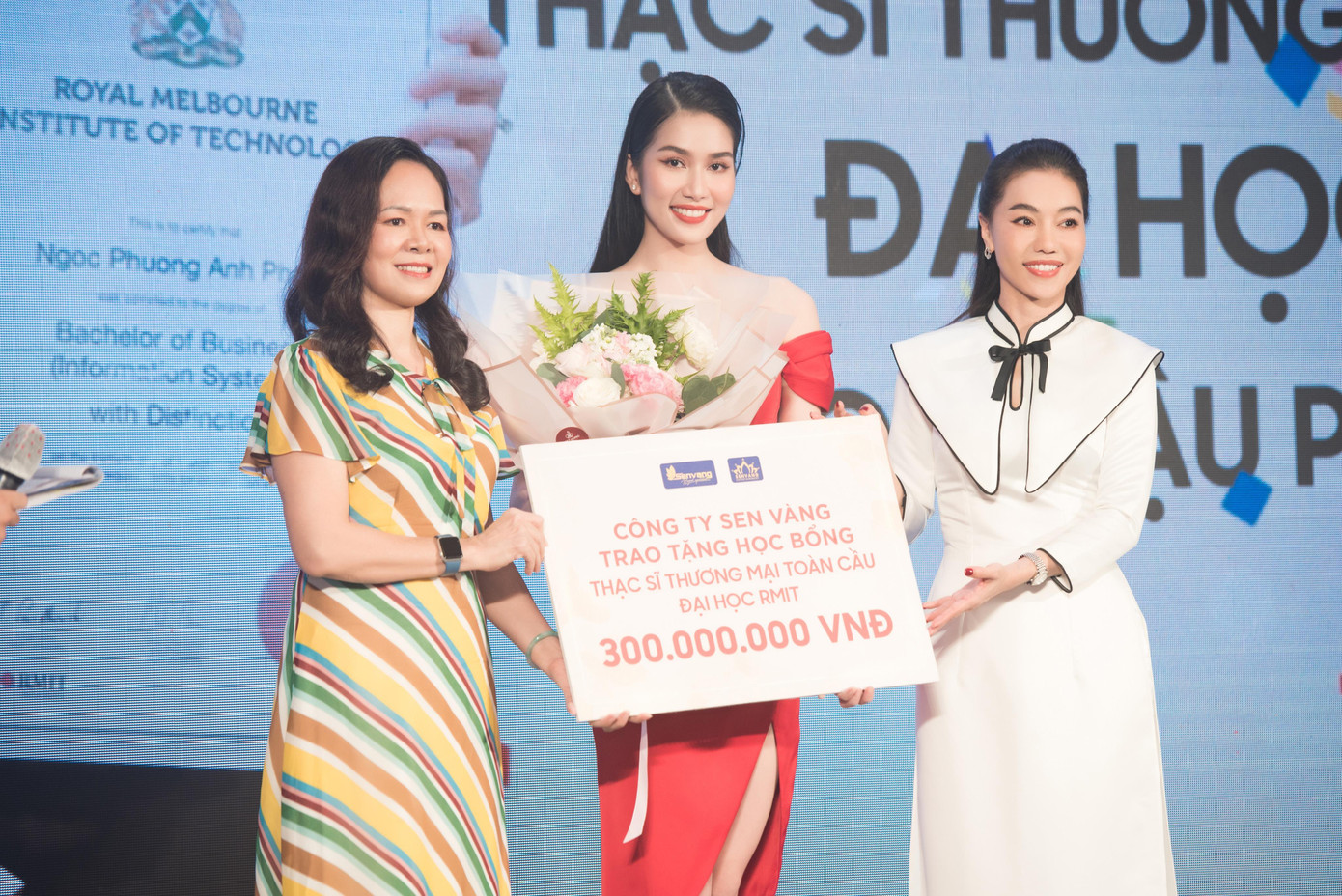 Bà Phạm Kim Dung - TGĐ Công ty Sen Vàng trao học bổng thạc sĩ trị giá 300 triệu đồng cho Á hậu Phương Anh.