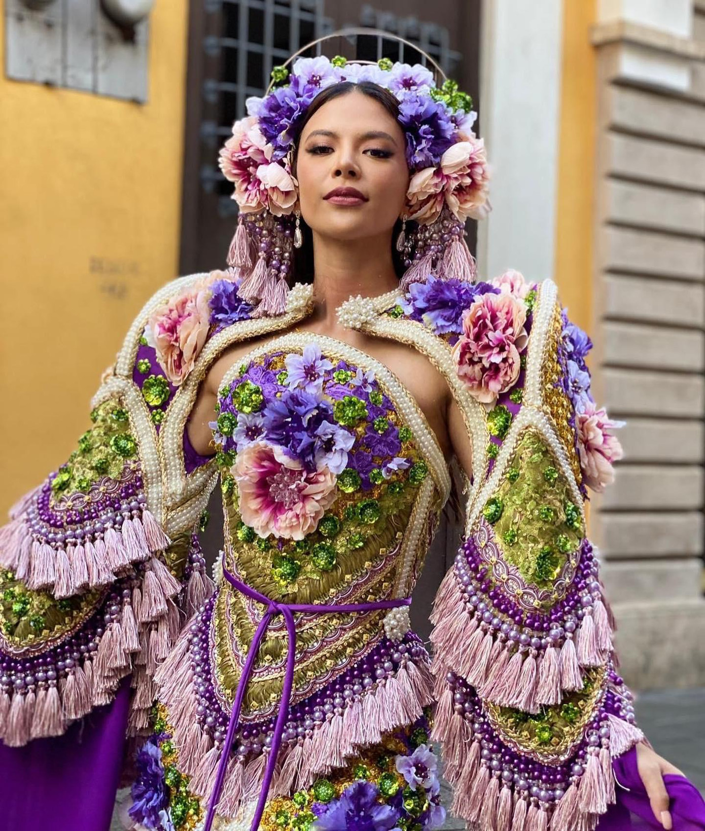 Mỹ nhân Philippines - Tracy Maureen Perez cũng sẽ là một đối thủ đáng gờm với Đỗ Thị Hà trong đêm chung kết Miss World. Cô giành được loạt thành tích ấn tượng khi có mặt trong top 6 Beauty With A Purpose (Người đẹp Nhân ái) và top 8 Head to Head Challenge. Dù chỉ sở hữu chiều cao 1m67 nhưng người đẹp vẫn thuộc nhóm thí sinh được đánh giá cao.