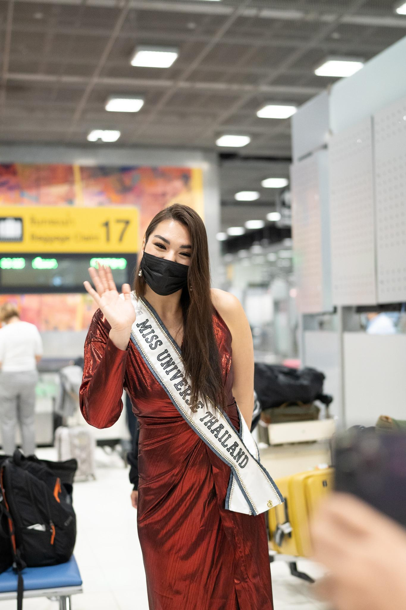 Cô hạnh phúc khi có rất nhiều fan đã ra sân bay để chào đón mình trở về.