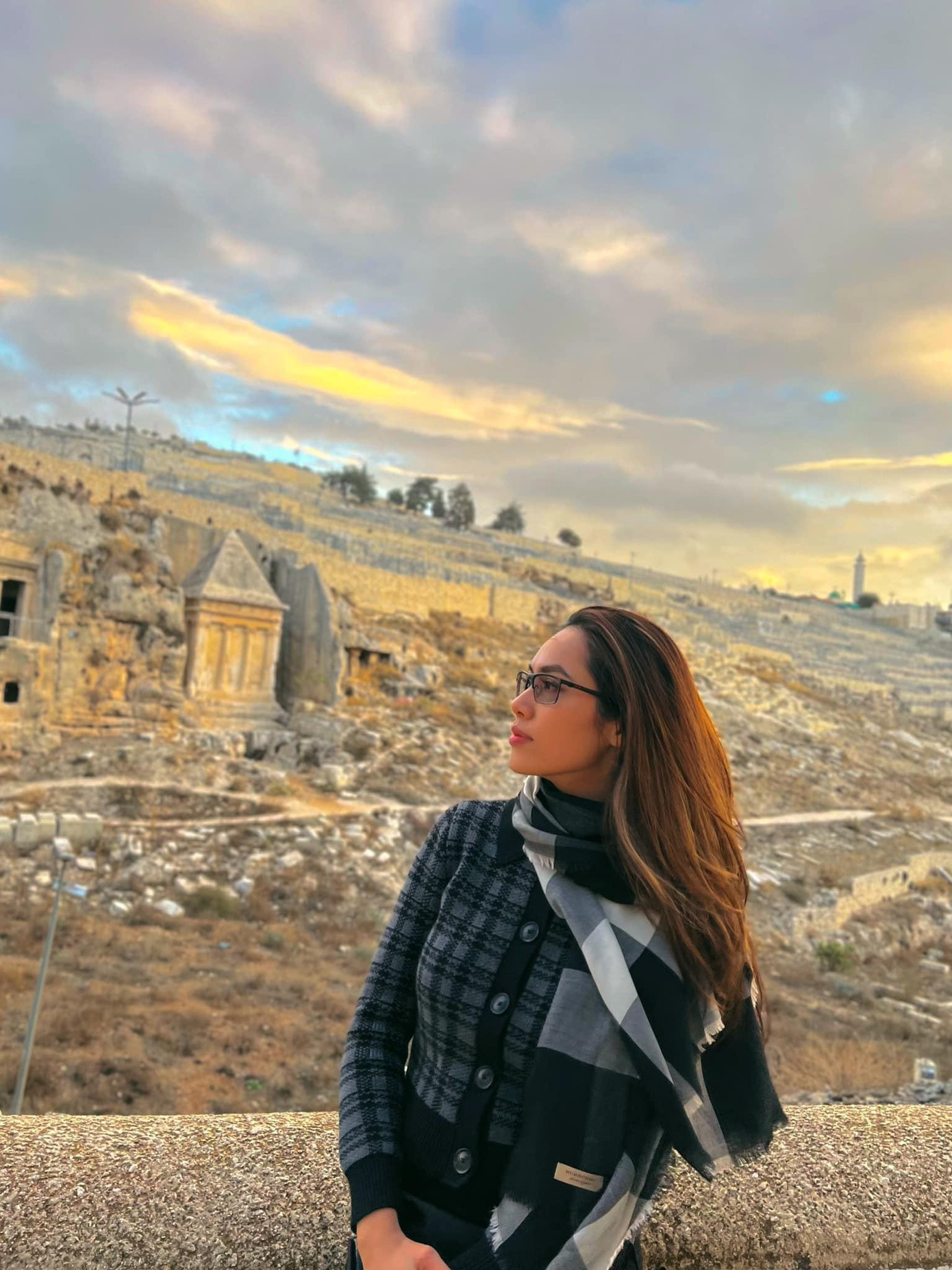 Hoàng My từng sinh sống tại Israel nhiều năm trước nên có thể giúp Kim Duyên sớm hòa nhập với văn hóa nơi đây. Hoàng My từng sinh sống tại Israel nhiều năm trước nên có thể giúp Kim Duyên sớm hòa nhập với văn hóa nơi đây.