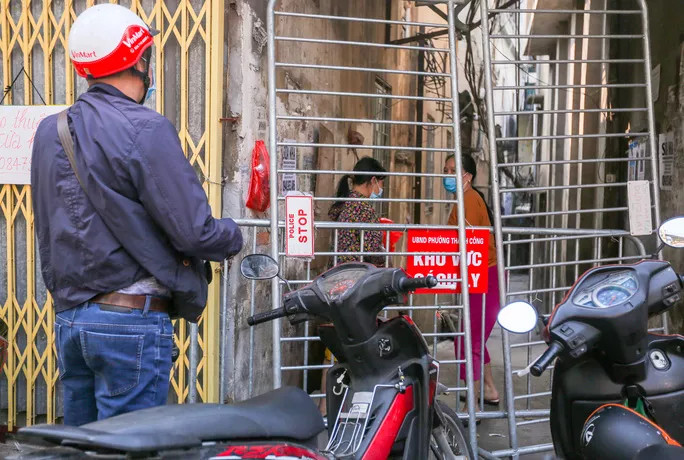 Lực lượng chức năng dựng hàng rào sắt phong toả một điểm trên đường Đê La Thành