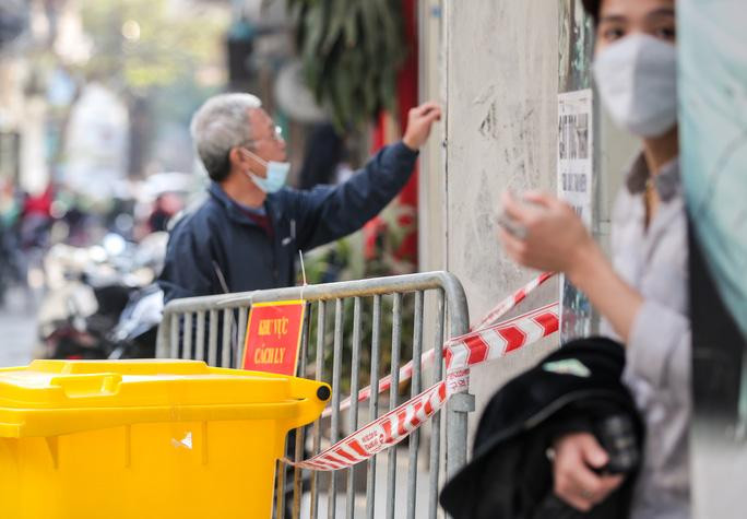 Tất cả người dân ở khu vực phong toả không được rời khỏi nơi cư trú cho tới khi có thông báo mới từ chính quyền địa phương