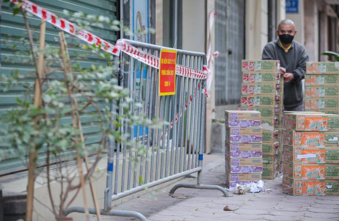 Những điểm nơi có ca mắc COVID-19, lực lượng chức năng khoanh vùng, phong toả, những người dân xung quanh vẫn hoạt động bình thường