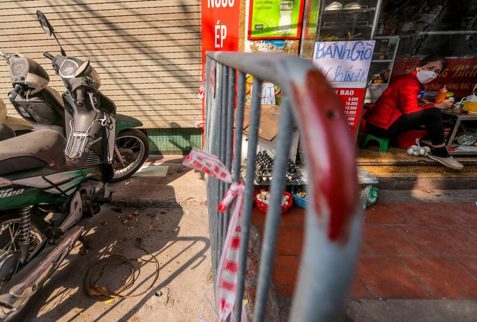 Hàng rào chia cắt điểm phong toả và khu vực người dân vẫn sinh hoạt bình thường