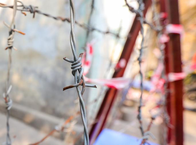 Dựng hàng rào, tạm thời phong toả ngõ 56 phố Ngô Sỹ Liên