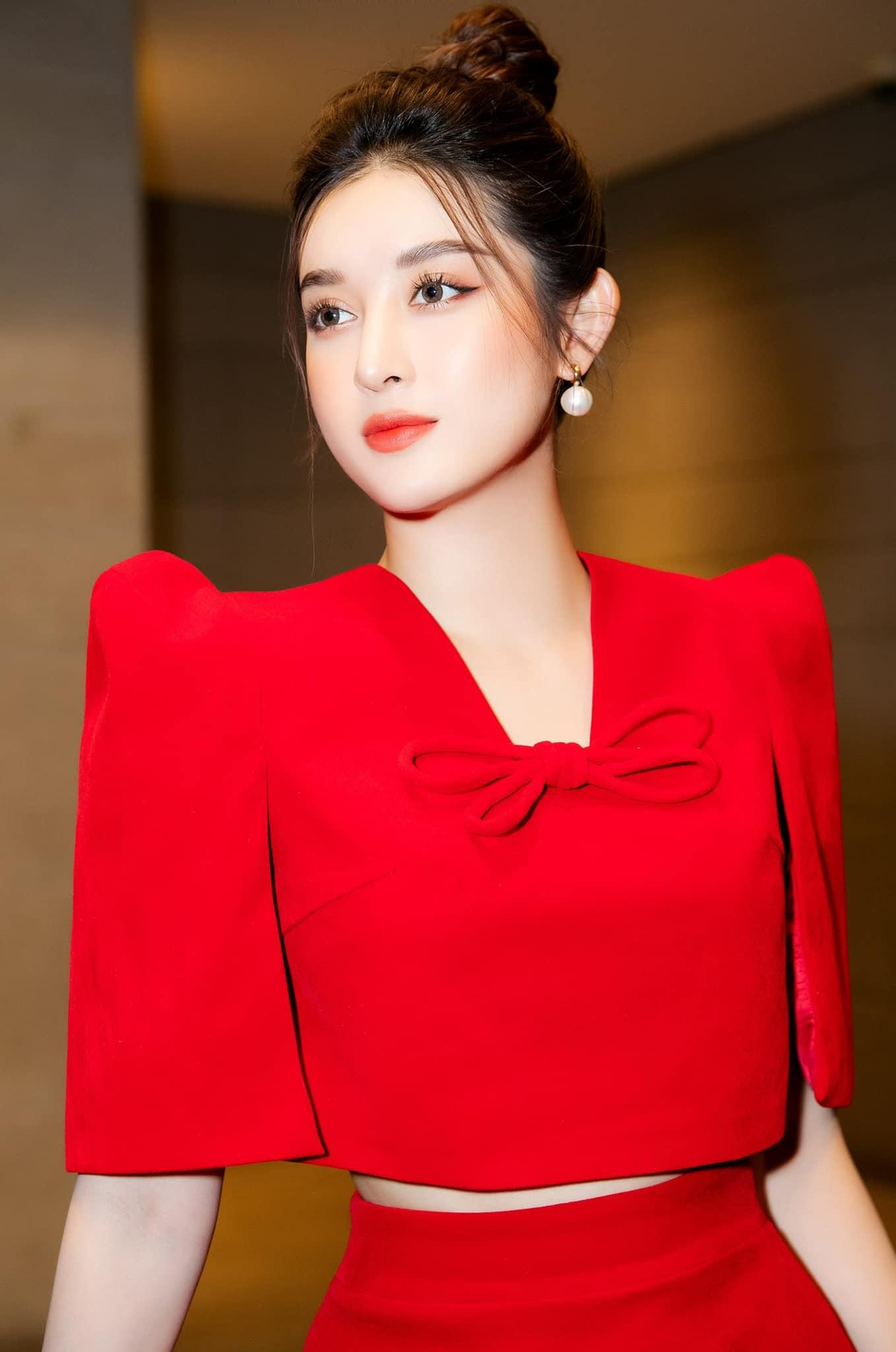 Á hậu Huyền My mang không khí Giáng Sinh về với bộ váy tông màu đỏ rực.