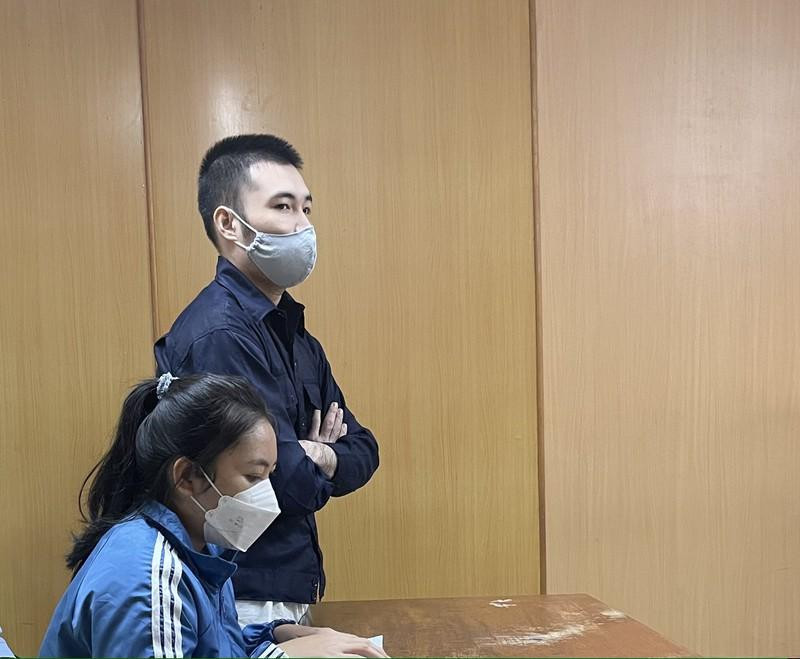 Hai vợ chồng bị cáo Chiến - Hoa. Ảnh: H.YẾN