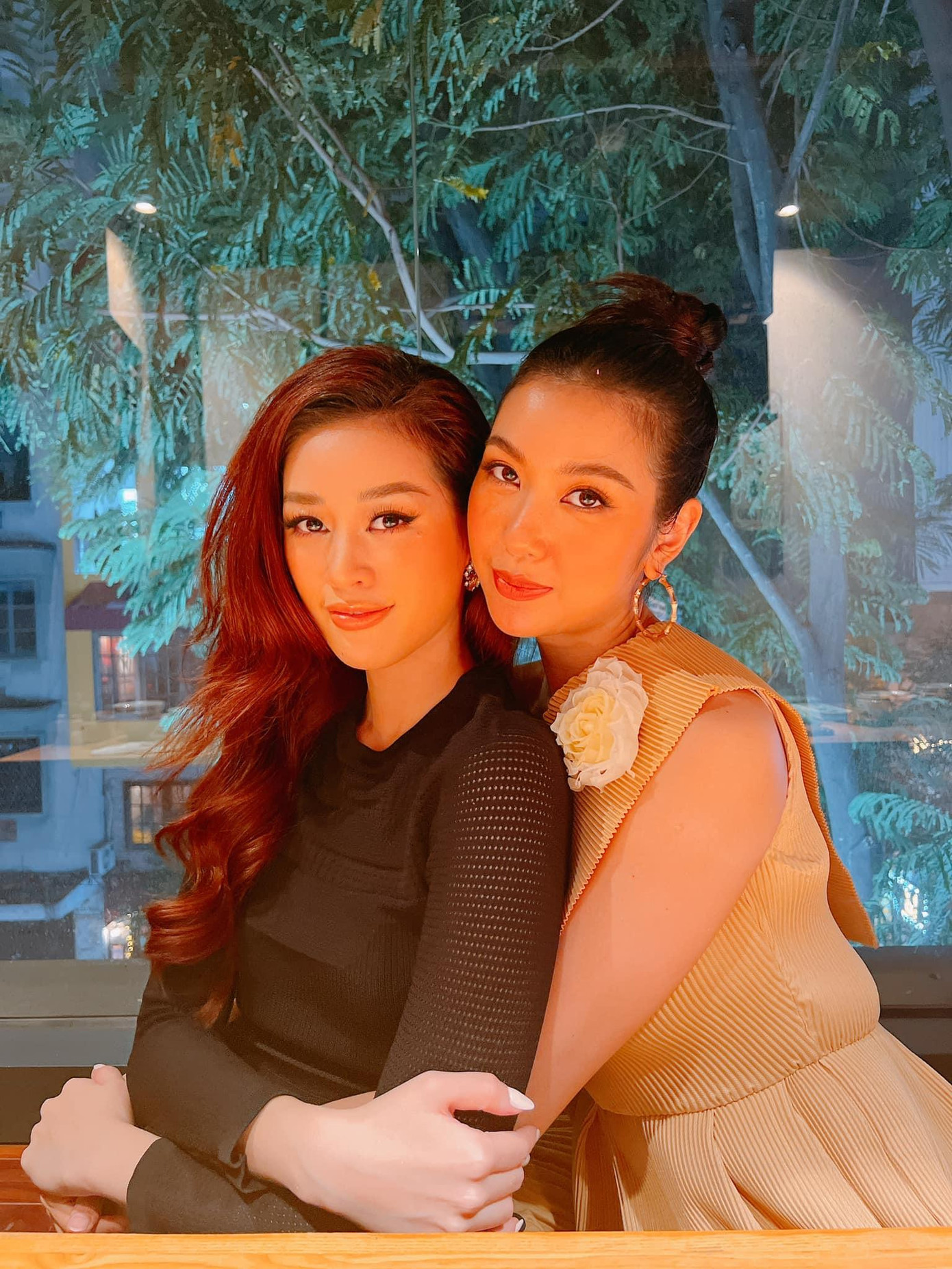Hoa hậu Khánh Vân thân thiết bên Á hậu Thuý Vân tại tiệc tối.