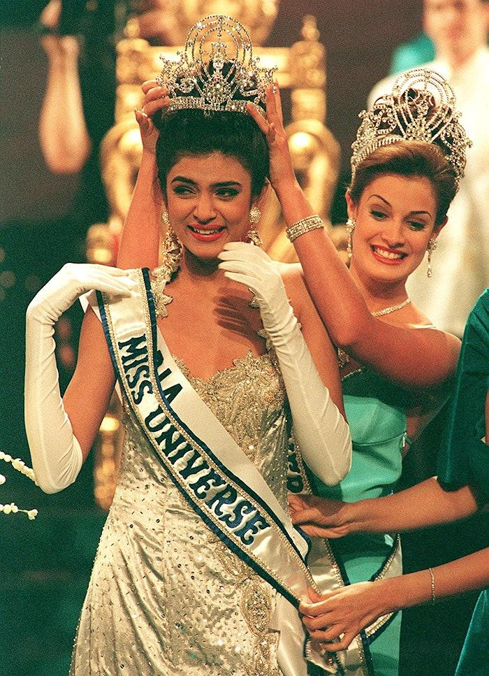 Sushmita Sen là mỹ nhân Ấn Độ đầu tiên đăng quang ngôi vị Miss Universe vào năm 1994. Cô sinh năm 1975 và từng đoạt danh hiệu Hoa hậu Ấn Độ 1994.