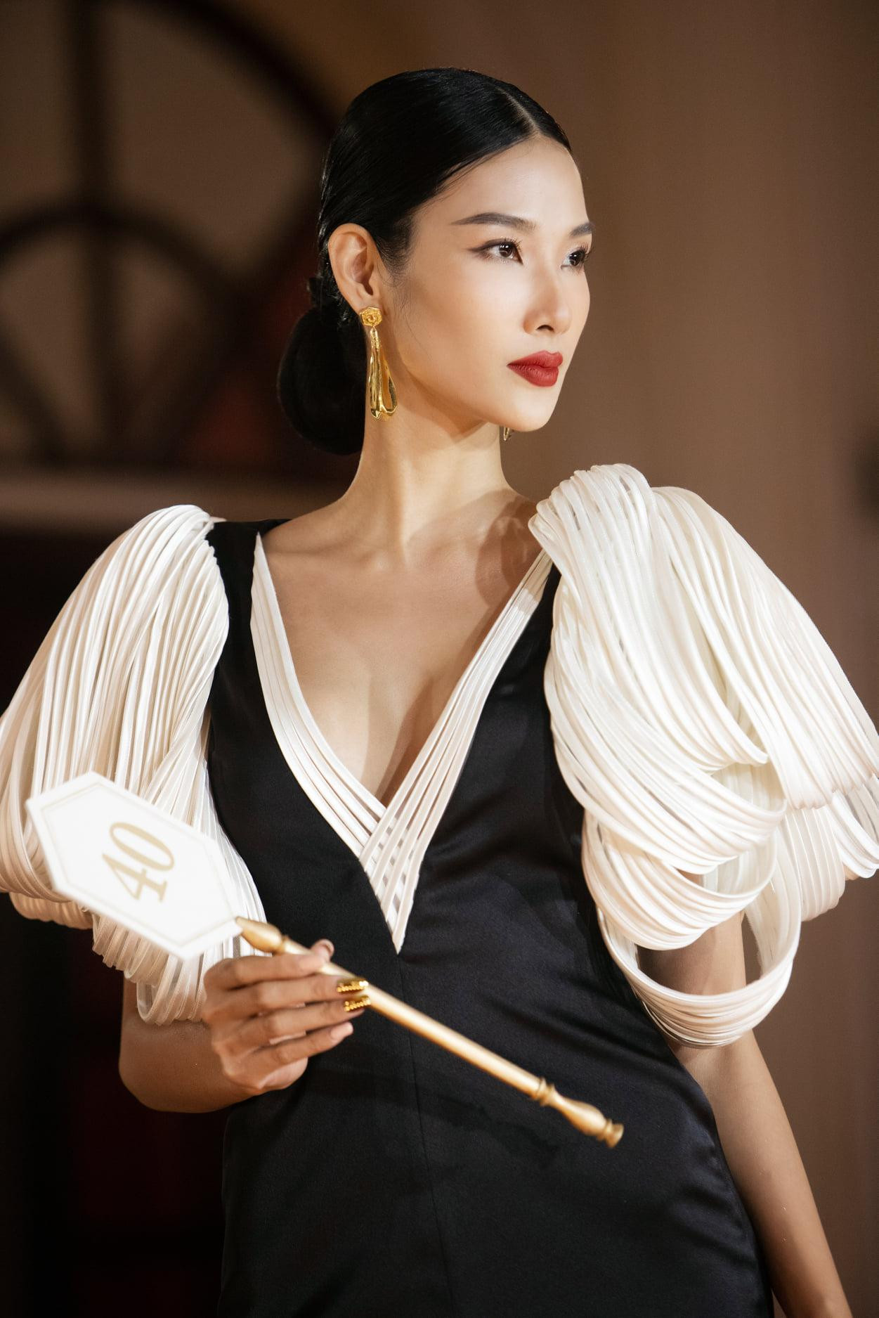 Hoàng Thuỳ xinh đẹp và quyến rũ trên sàn diễn thời trang.