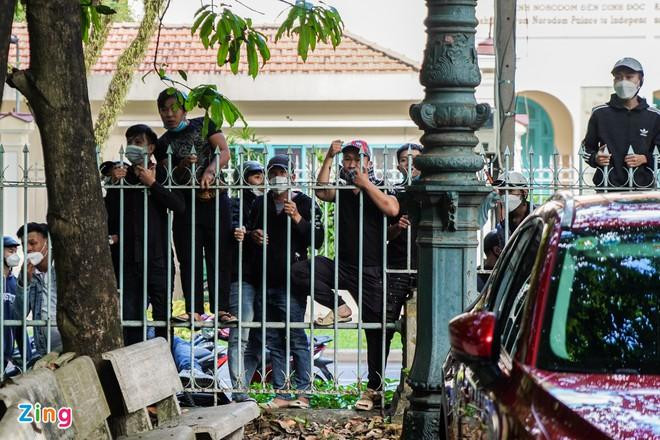7h45, người nhà của các bị cáo trèo lên hàng rào, gọi tên người thân.