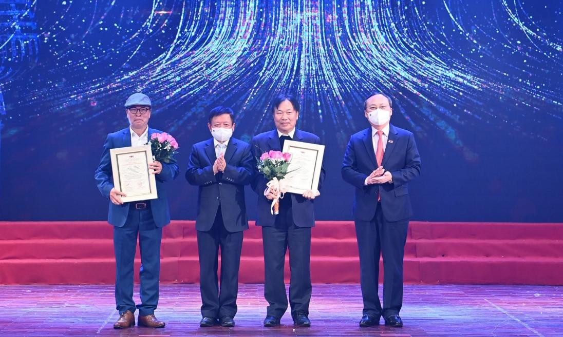 Ông Đỗ Tiến Sỹ - Tổng Giám Đốc VOV và PGS.TS - Nhạc sĩ Đỗ Hồng Quân trao Giải Nhất cho nhạc sĩ Tuấn Phương và nhà thơ Lê Tự Minh.