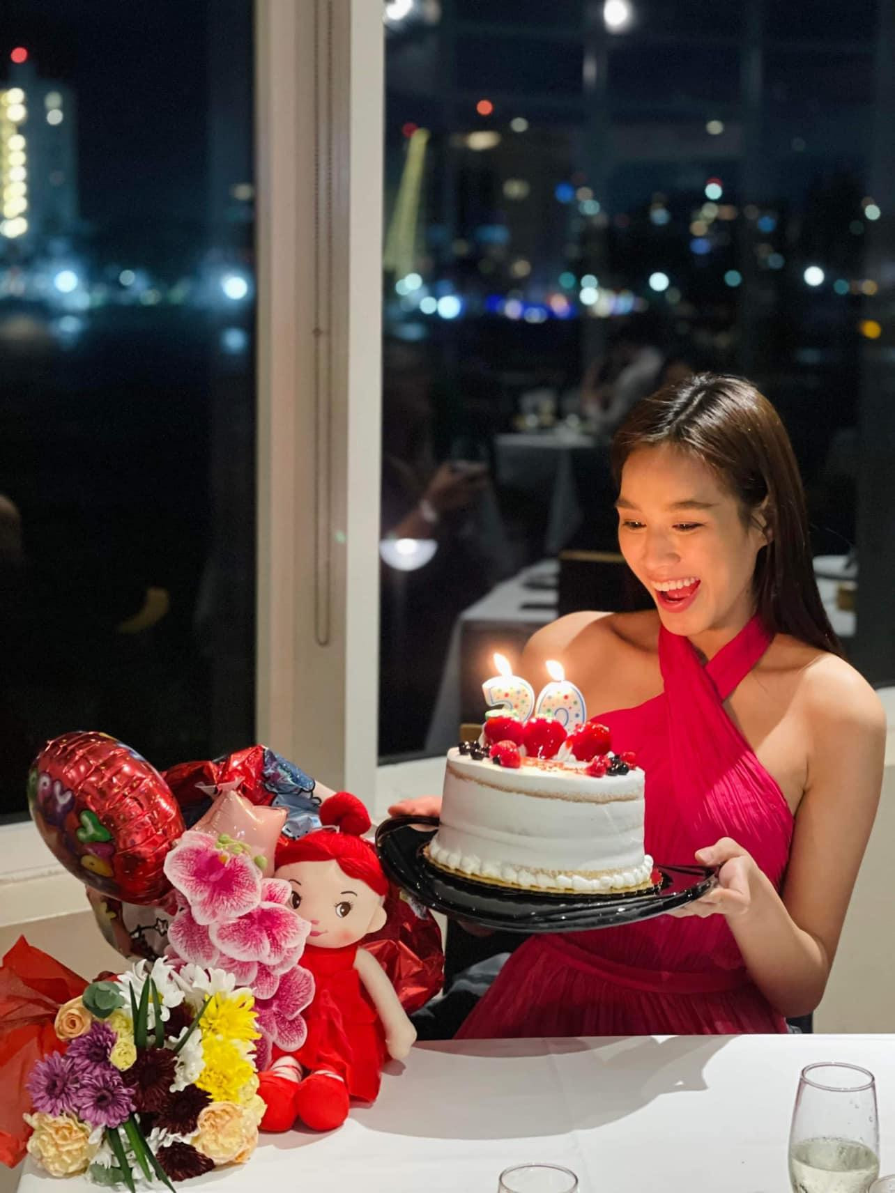 Đỗ Thị Hà rạng rỡ, quyến rũ trong buổi tiệc tối sau khi đêm chung kết Miss World bị huỷ bỏ.