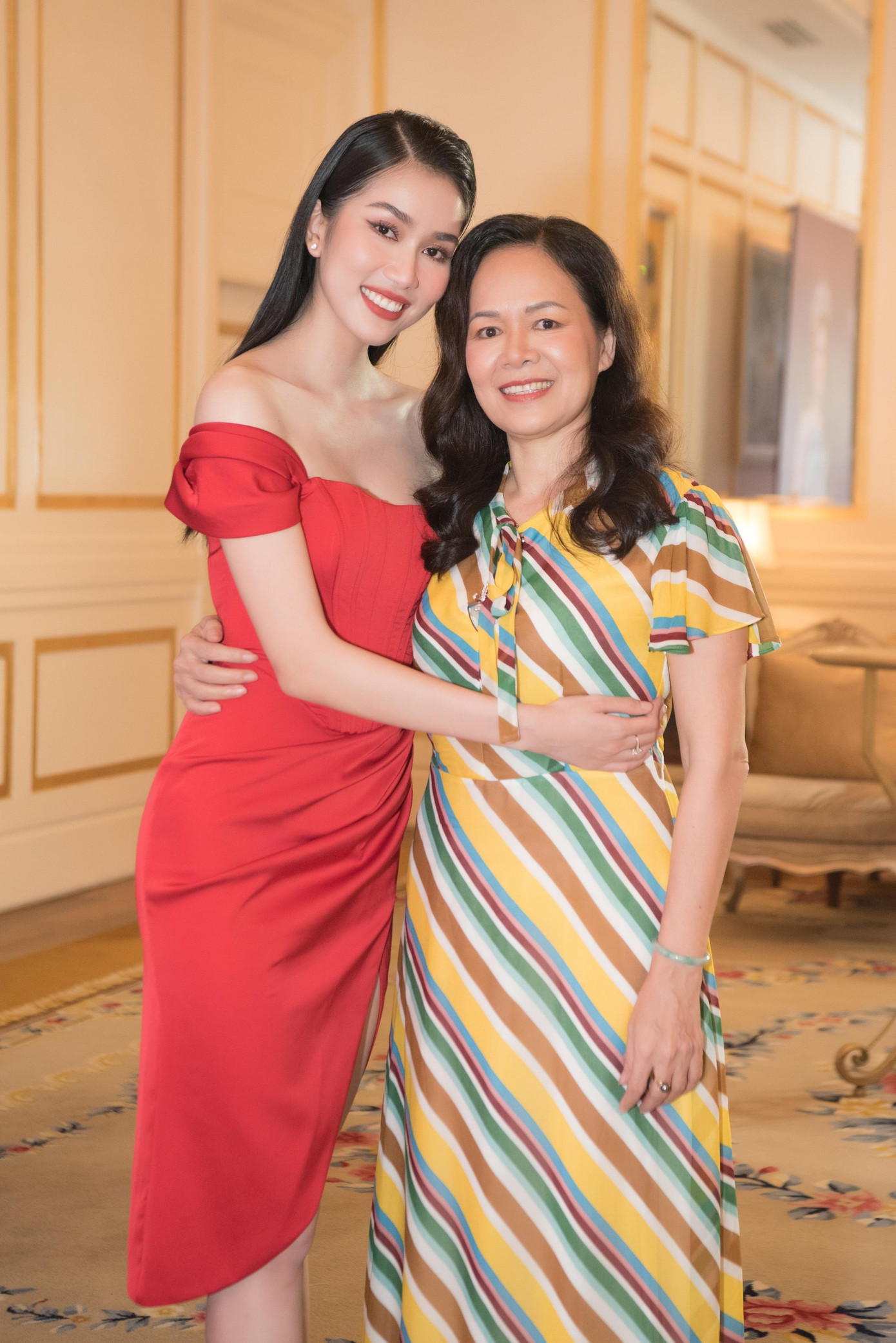Á hậu Phương Anh và mẹ.