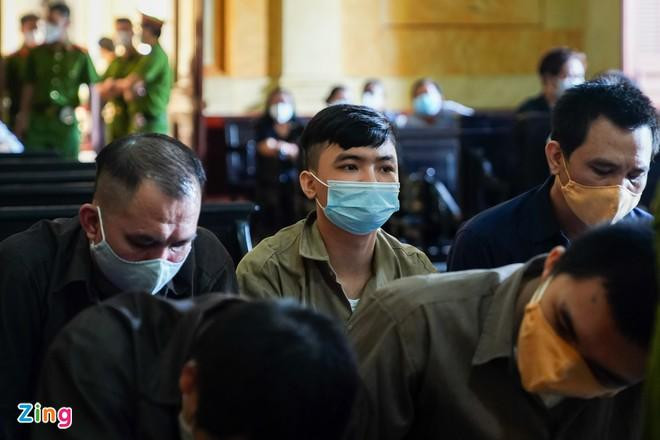 Linh, Hồ Thanh Phương (giữa) và các bị cáo khác bị truy tố về tội Giết người theo Khoản 1, Điều 123 Bộ luật Hình sự, với khung hình phạt 12-20 năm, chung thân hoặc tử hình.