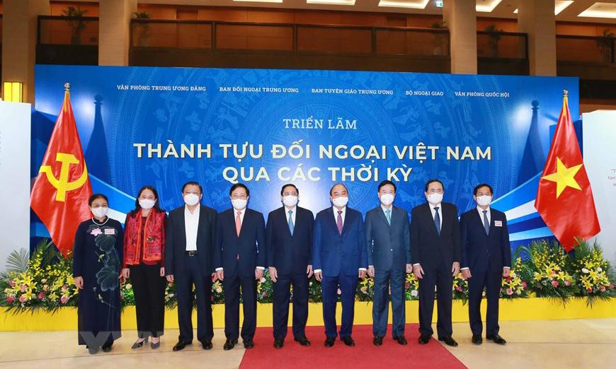 Dự hội nghị tại điểm cầu Trung ương và các điểm cầu trong toàn quốc có các đồng chí Ủy viên Bộ Chính trị, Bí thư Trung ương Đảng, Ủy viên Trung ương Đảng, Ủy viên dự khuyết Trung ương Đảng, các Tỉnh ủy, Thành ủy, Ban cán sự đảng, Đảng đoàn, Đảng ủy trực thuộc Trung ương; lãnh đạo các ban, bộ, ngành, Mặt trận Tổ quốc Việt Nam và các đoàn thể chính trị - xã hội của Trung ương và địa phương, các Đại sứ và Tổng Lãnh sự Việt Nam ở nước ngoài; các đồng chí nguyên lãnh đạo: Bộ Ngoại giao, Ban Đối ngoại Trung ương, Ủy ban Đối ngoại Quốc hội, Liên hiệp các Hội hữu nghị Việt Nam. Trong ảnh: Lãnh đạo Đảng, Nhà nước chụp ảnh chung tại triển lãm thành tựu đối ngoại Việt Nam qua các thời kỳ. (Ảnh: Phương Hoa/TTXVN) Dự hội nghị tại điểm cầu Trung ương và các điểm cầu trong toàn quốc có các đồng chí Ủy viên Bộ Chính trị, Bí thư Trung ương Đảng, Ủy viên Trung ương Đảng, Ủy viên dự khuyết Trung ương Đảng, các Tỉnh ủy, Thành ủy, Ban cán sự đảng, Đảng đoàn, Đảng ủy trực thuộc Trung ương; lãnh đạo các ban, bộ, ngành, Mặt trận Tổ quốc Việt Nam và các đoàn thể chính trị - xã hội của Trung ương và địa phương, các Đại sứ và Tổng Lãnh sự Việt Nam ở nước ngoài; các đồng chí nguyên lãnh đạo: Bộ Ngoại giao, Ban Đối ngoại Trung ương, Ủy ban Đối ngoại Quốc hội, Liên hiệp các Hội hữu nghị Việt Nam. Trong ảnh: Lãnh đạo Đảng, Nhà nước chụp ảnh chung tại triển lãm thành tựu đối ngoại Việt Nam qua các thời kỳ. (Ảnh: Phương Hoa/TTXVN)