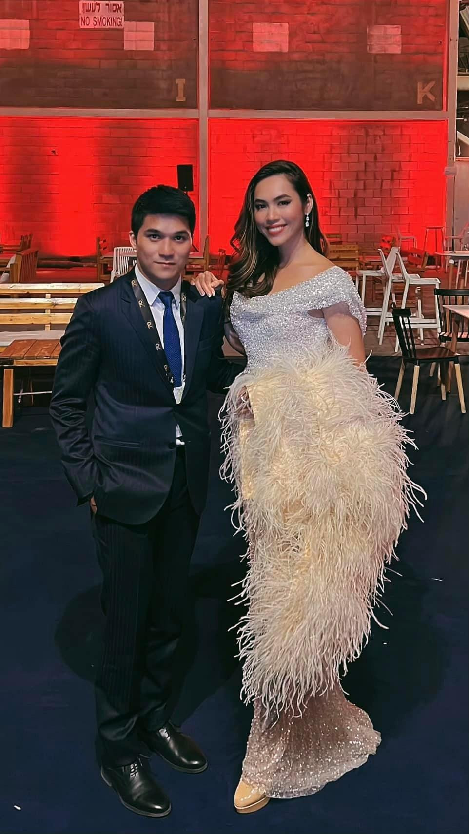 Rạng sáng 11/12 theo giờ Việt Nam, Á hậu Hoàng My đã có mặt tại sân khấu đêm bán kết Miss Universe 2021 ở Israel để cổ vũ tinh thần cho người em thân thiết Kim Duyên trong đêm thi quan trọng này. Rạng sáng 11/12 theo giờ Việt Nam, Á hậu Hoàng My đã có mặt tại sân khấu đêm bán kết Miss Universe 2021 ở Israel để cổ vũ tinh thần cho người em thân thiết Kim Duyên trong đêm thi quan trọng này.