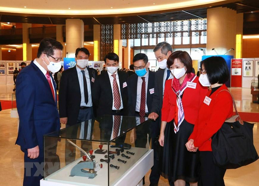 Đây là hội nghị toàn quốc đầu tiên do Bộ Chính trị, Ban Bí thư trực tiếp chỉ đạo tổ chức để bàn về công tác đối ngoại của Đảng, ngoại giao Nhà nước, đối ngoại nhân dân và của cả hệ thống chính trị. Hội nghị đối ngoại toàn quốc triển khai thực hiện Nghị quyết Đại hội XIII của Đảng được tổ chức nhằm góp phần chủ động quán triệt sâu sắc Nghị quyết Đại hội XIII của Đảng, nhất là chủ trương, đường lối, định hướng về đối ngoại với toàn Đảng, toàn quân và toàn dân. Trong ảnh: Đại biểu tham quan triển lãm thành tựu đối ngoại Việt Nam qua các thời kỳ. (Ảnh: Phương Hoa/TTXVN) Đây là hội nghị toàn quốc đầu tiên do Bộ Chính trị, Ban Bí thư trực tiếp chỉ đạo tổ chức để bàn về công tác đối ngoại của Đảng, ngoại giao Nhà nước, đối ngoại nhân dân và của cả hệ thống chính trị. Hội nghị đối ngoại toàn quốc triển khai thực hiện Nghị quyết Đại hội XIII của Đảng được tổ chức nhằm góp phần chủ động quán triệt sâu sắc Nghị quyết Đại hội XIII của Đảng, nhất là chủ trương, đường lối, định hướng về đối ngoại với toàn Đảng, toàn quân và toàn dân. Trong ảnh: Đại biểu tham quan triển lãm thành tựu đối ngoại Việt Nam qua các thời kỳ. (Ảnh: Phương Hoa/TTXVN)
