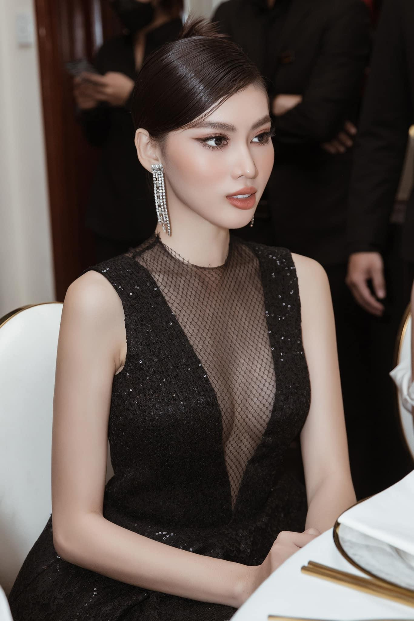 Thiết kế với cổ chữ V giúp Á hậu Việt Nam 2020 khoe trọn vẻ nóng bỏng và quyến rũ.