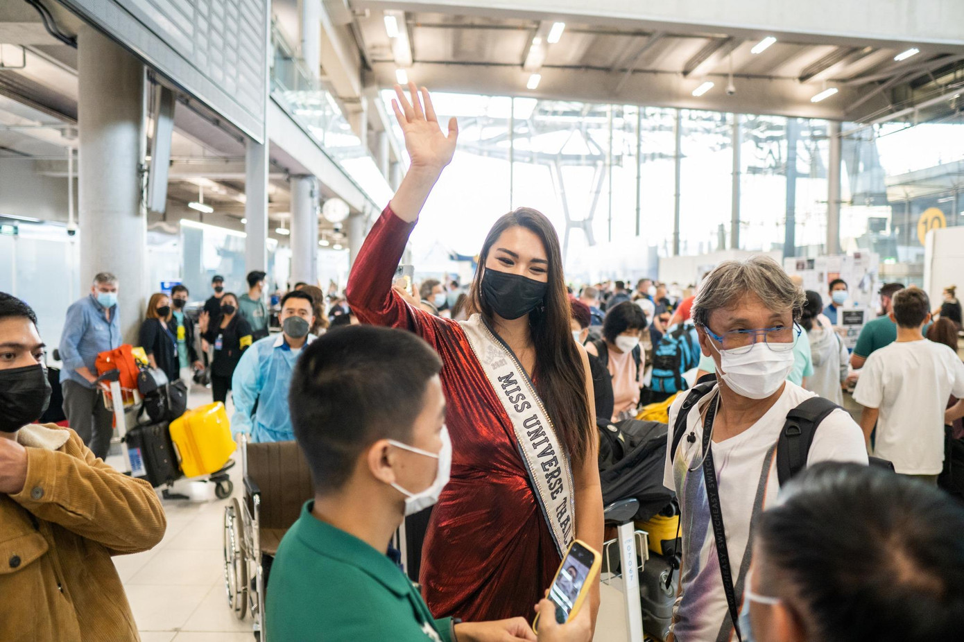 Mới đây sau khi kết thúc cuộc thi Miss Universe 2021, đại diện Thái Lan - người đẹp Anchilee Scott-Kemmis đã ra sân bay để trở về nước.