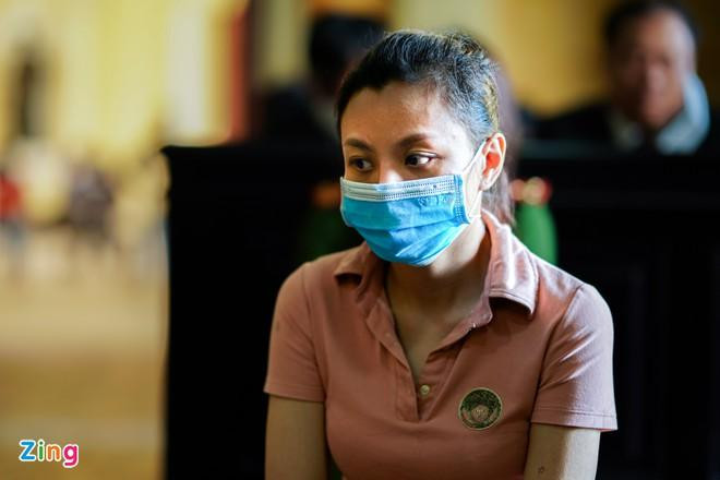 Võ Thùy Linh là nữ bị cáo duy nhất trong vụ án. Sau phần làm thủ tục, bị cáo Linh cho biết bản thân gặp vấn đề về sức khỏe, chóng mặt và khó thở nên xin hoãn phiên tòa. HĐXX không chấp thuận lời đề nghị, cho nữ bị cáo ngồi khi trả lời xét hỏi.
