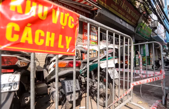 Tất cả các phương tiện xe máy đã dựng trước cửa lâu ngày ở khu vực phong toả tại phố Ngô Sỹ Liên Tất cả các phương tiện xe máy đã dựng trước cửa lâu ngày ở khu vực phong toả tại phố Ngô Sỹ Liên