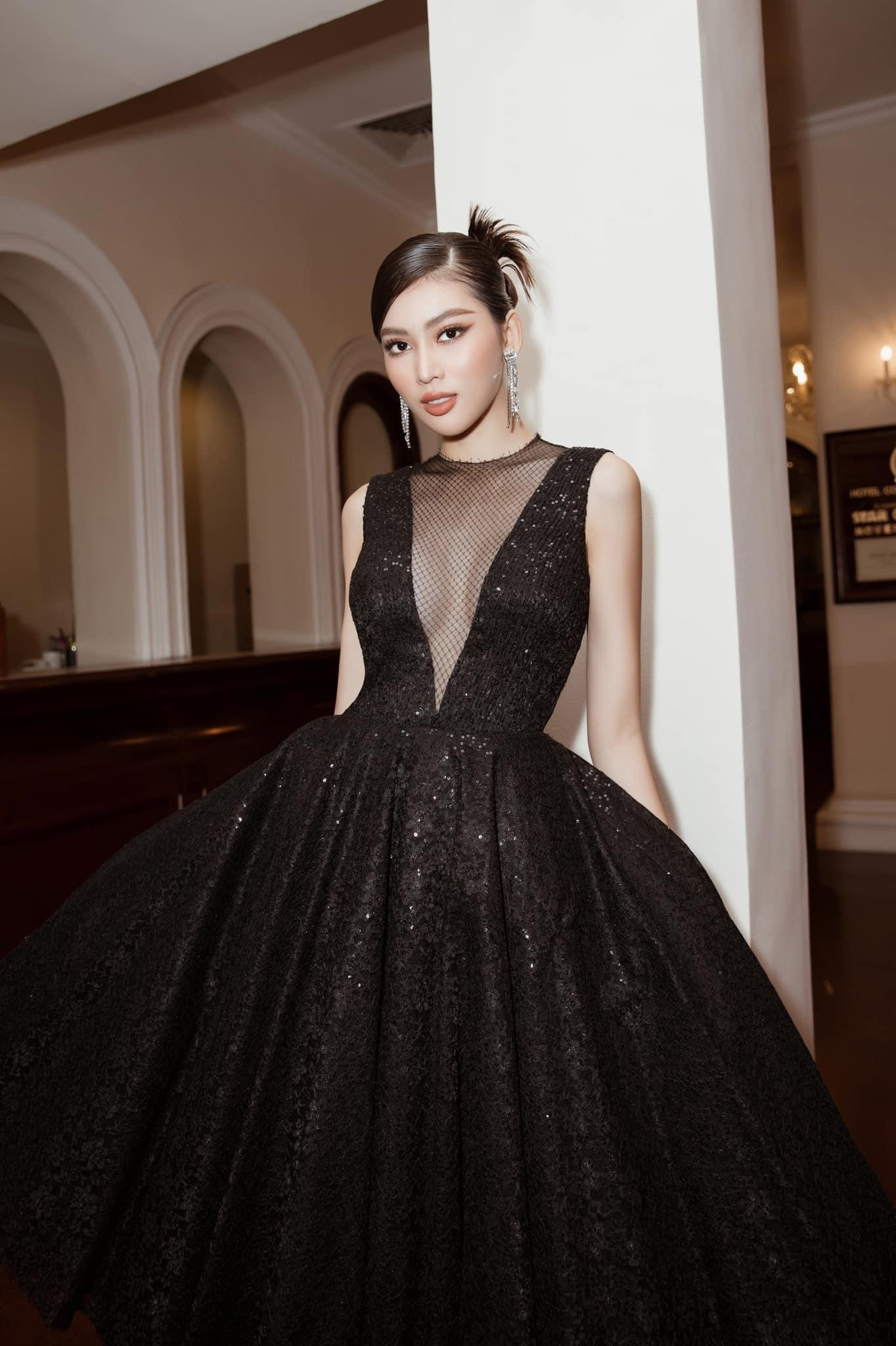 Đối lập với Tiểu Vy, Á hậu Ngọc Thảo lại lựa chọn gam màu đen bí ẩn và quyến rũ.