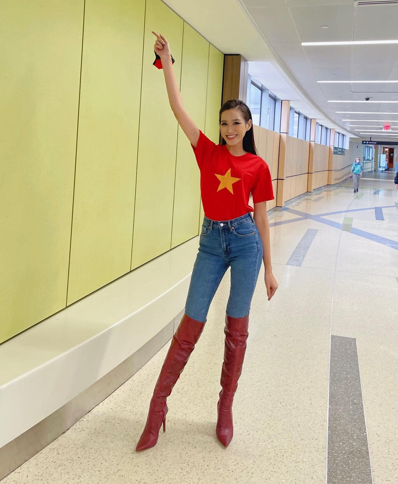 Đỗ Thị Hà đăng ảnh mặc áo cờ đỏ sao vàng để chúc mừng chiến thắng của đội tuyển Việt Nam.
