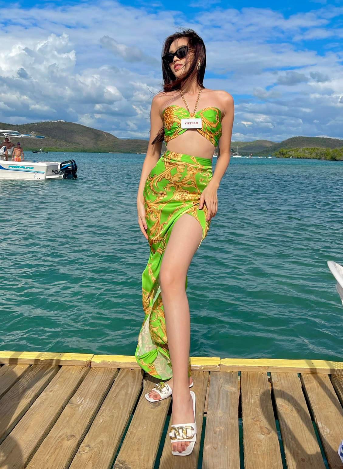 Khi ra đảo ghi hình cho phần thi Beach Beauty, Đỗ Thị Hà diện set đồ rực rỡ sắc màu, với điểm nhấn là đường xẻ tà khoe đôi chân sexy.