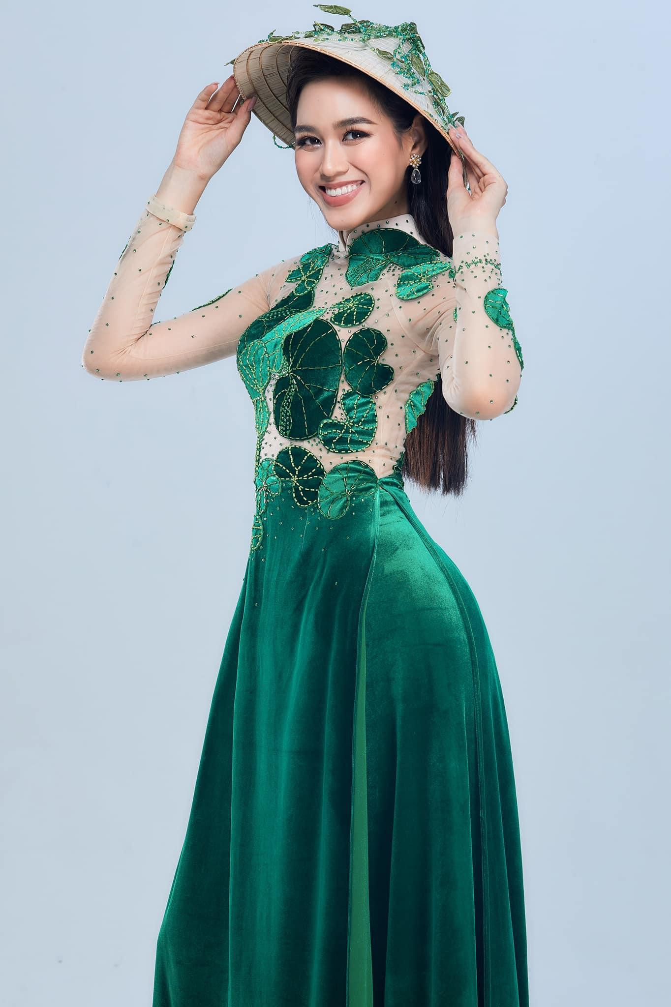 Đỗ Thị Hà diện áo dài rau má cho vòng phỏng vấn kín ở Miss World. Đỗ Thị Hà diện áo dài rau má cho vòng phỏng vấn kín ở Miss World.