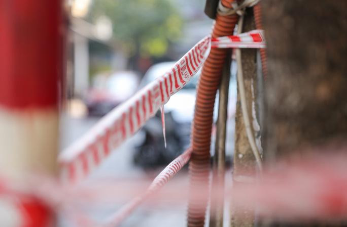 Dây được căng chằng chịt tại một điểm phong toả trên đường Tôn Đức Thắng