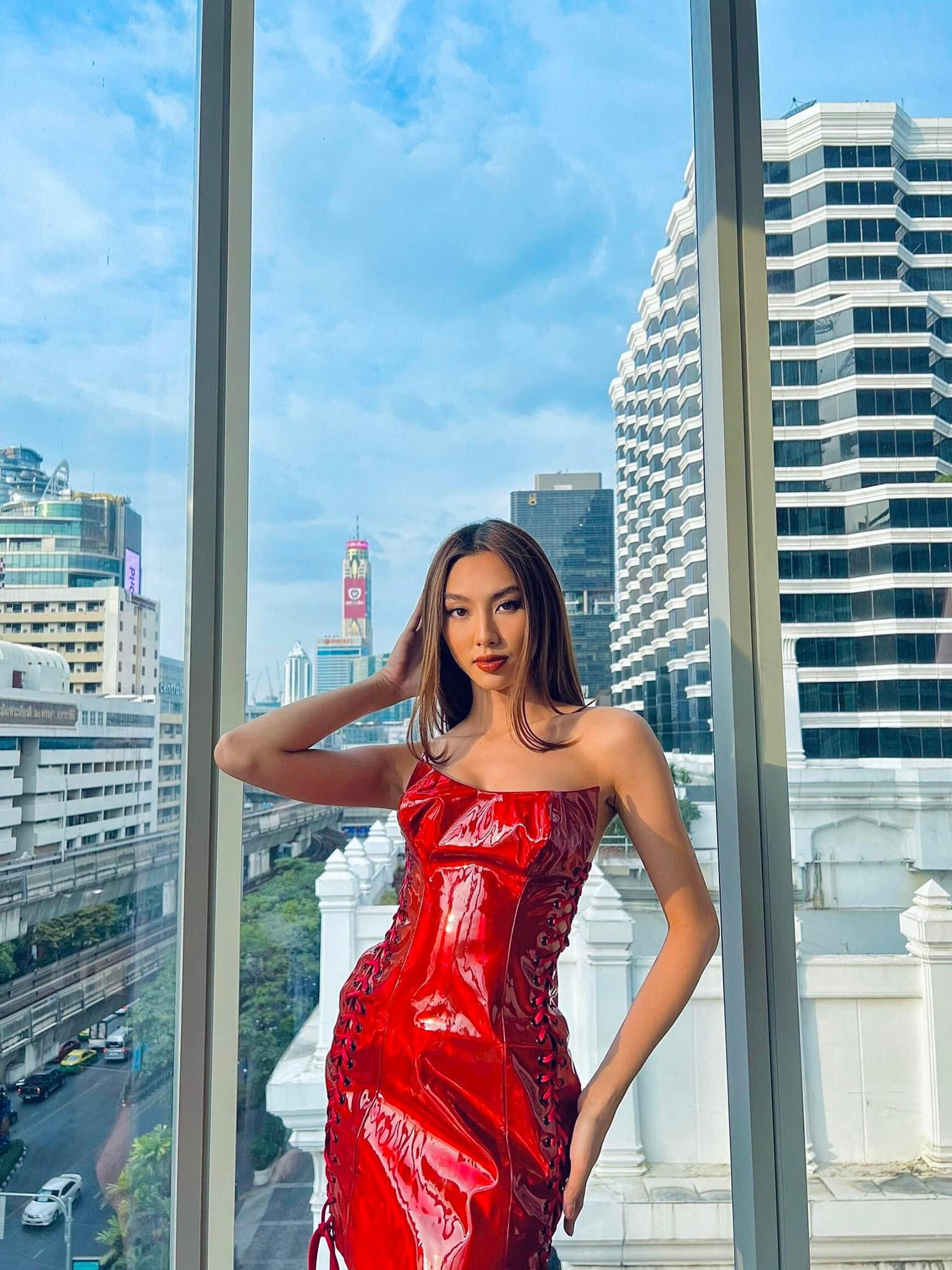 Người đẹp hé lộ diện tông màu đỏ để cổ vũ đội tuyển Việt Nam trong trận đấu với Campuchia.