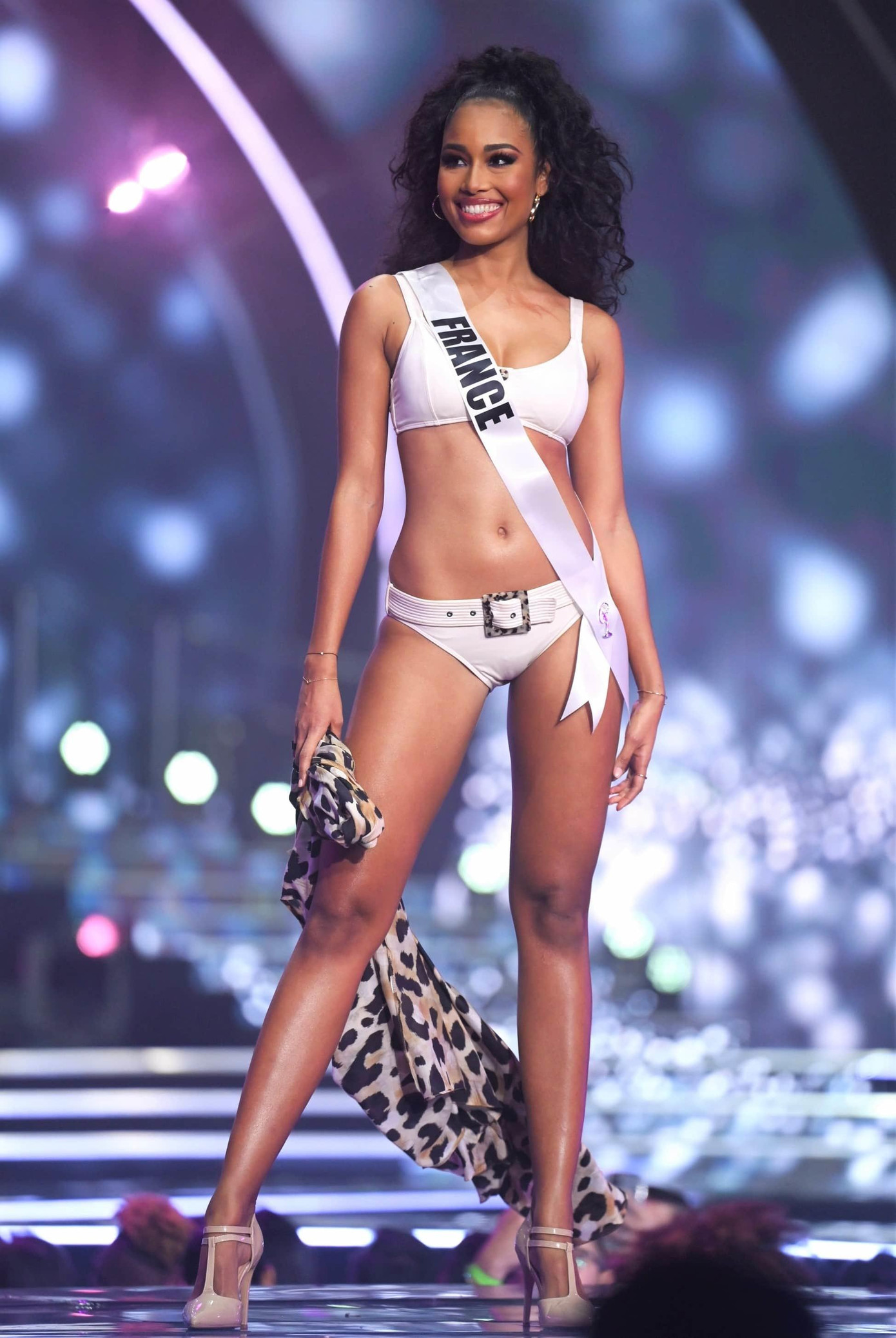 Nhờ hình thể nóng bỏng, người đẹp Pháp được lọt vào top 10 chung cuộc.