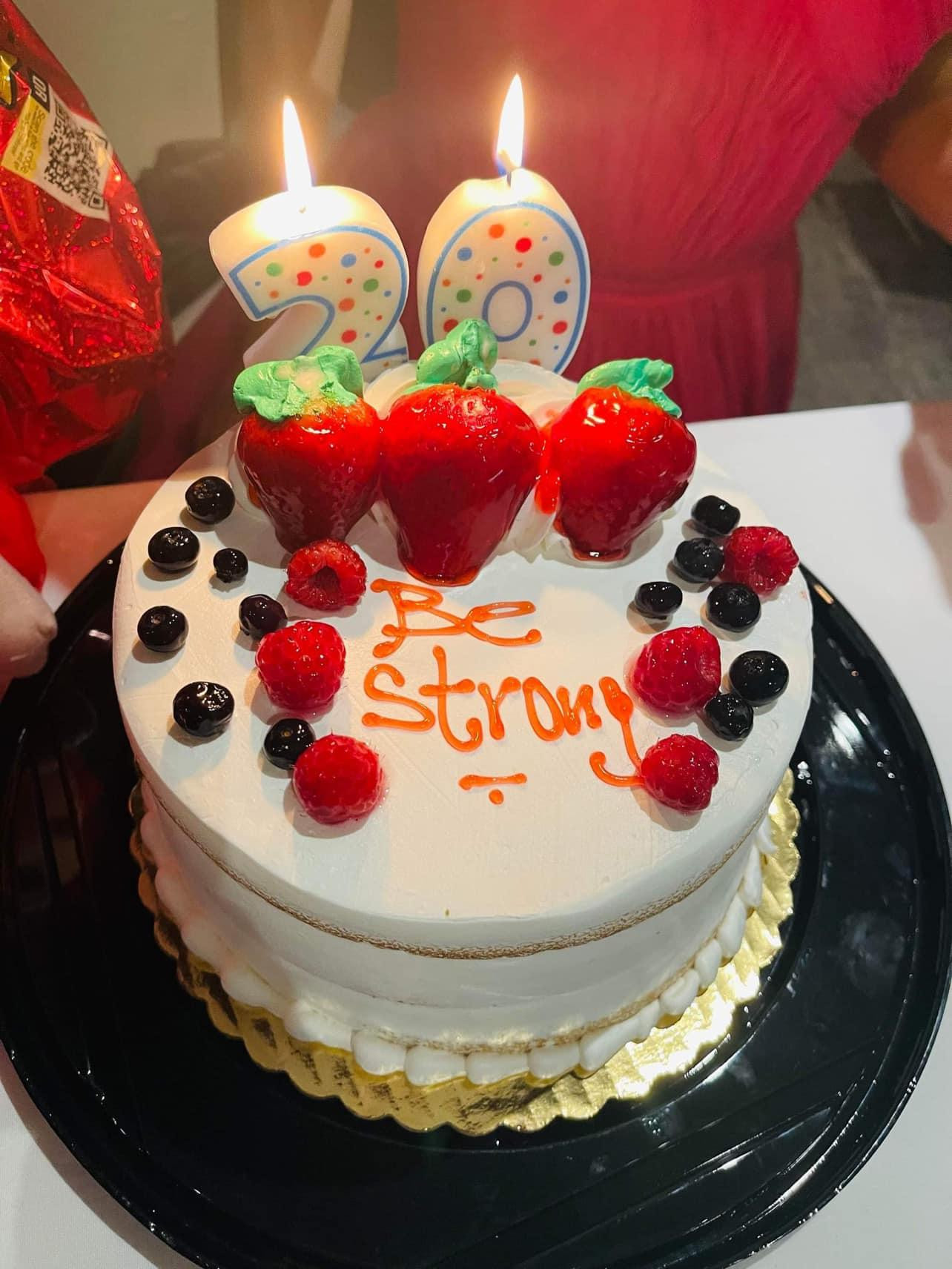 Người đẹp xứ Thanh được nhận bánh kem có dòng chữ "Be Strong".