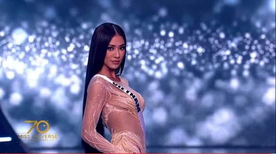 Kim Duyên trình diễn áo tắm và váy dạ hội.