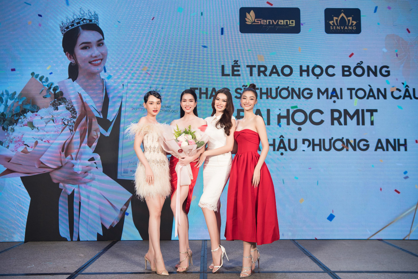 Các người đẹp chúc mừng Á hậu Phương Anh nhận học bổng thạc sĩ.