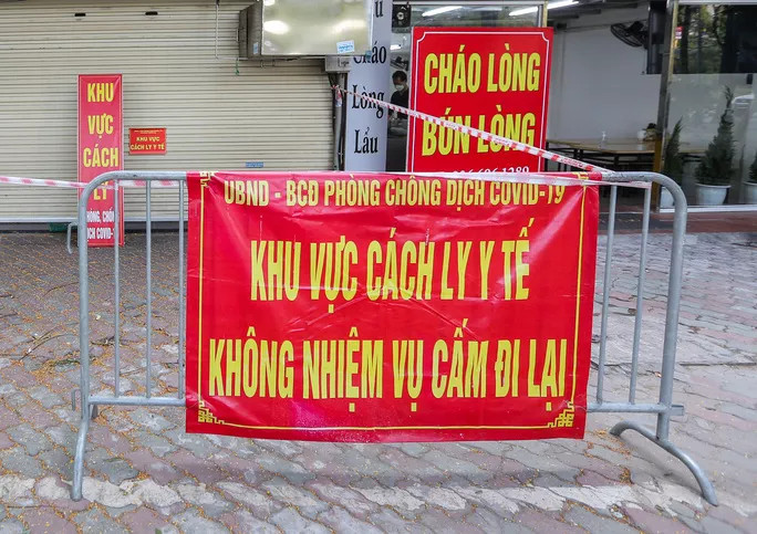 Tại một điểm phong toả trên đường Đặng Văn Ngữ, lực lượng chức năng đã treo biển thông báo "khu vực cách ly y tế, không nhiệm vụ cấm đi lại"