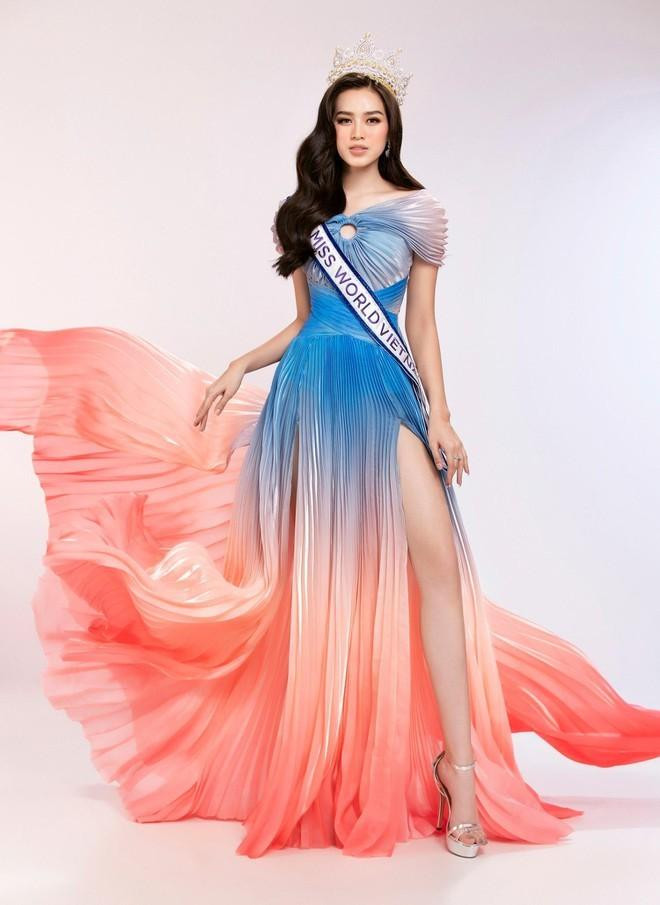 Ngay từ bộ ảnh profile gửi đến BTC Miss World, Đỗ Thị Hà đã gây ấn tượng khi diện loạt váy rực rỡ sắc màu, khoe trọn đôi chân 'cực phẩm' dài 1m1.