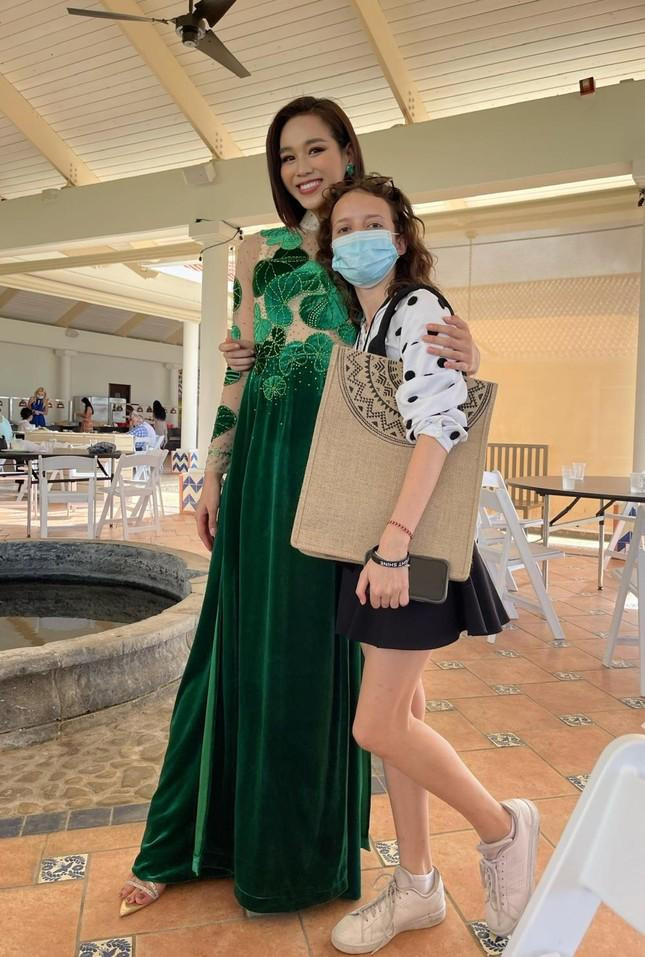 Cô tặng cho bạn bè quốc tế nhiều phần quà mang đậm bản sắc Việt Nam.