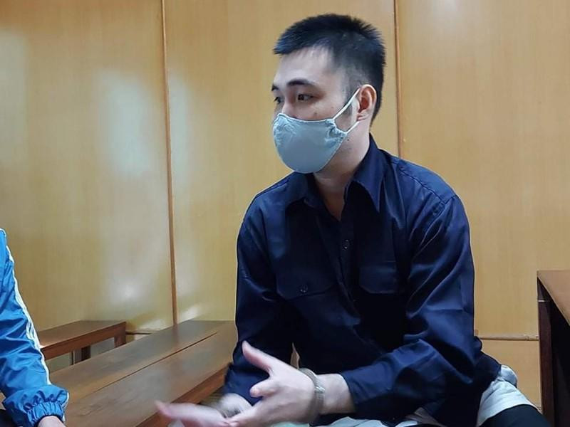 Chiến quay lại nói chuyện với vợ (được tại ngoại) khi tòa nghị án. Ảnh: H.YẾN