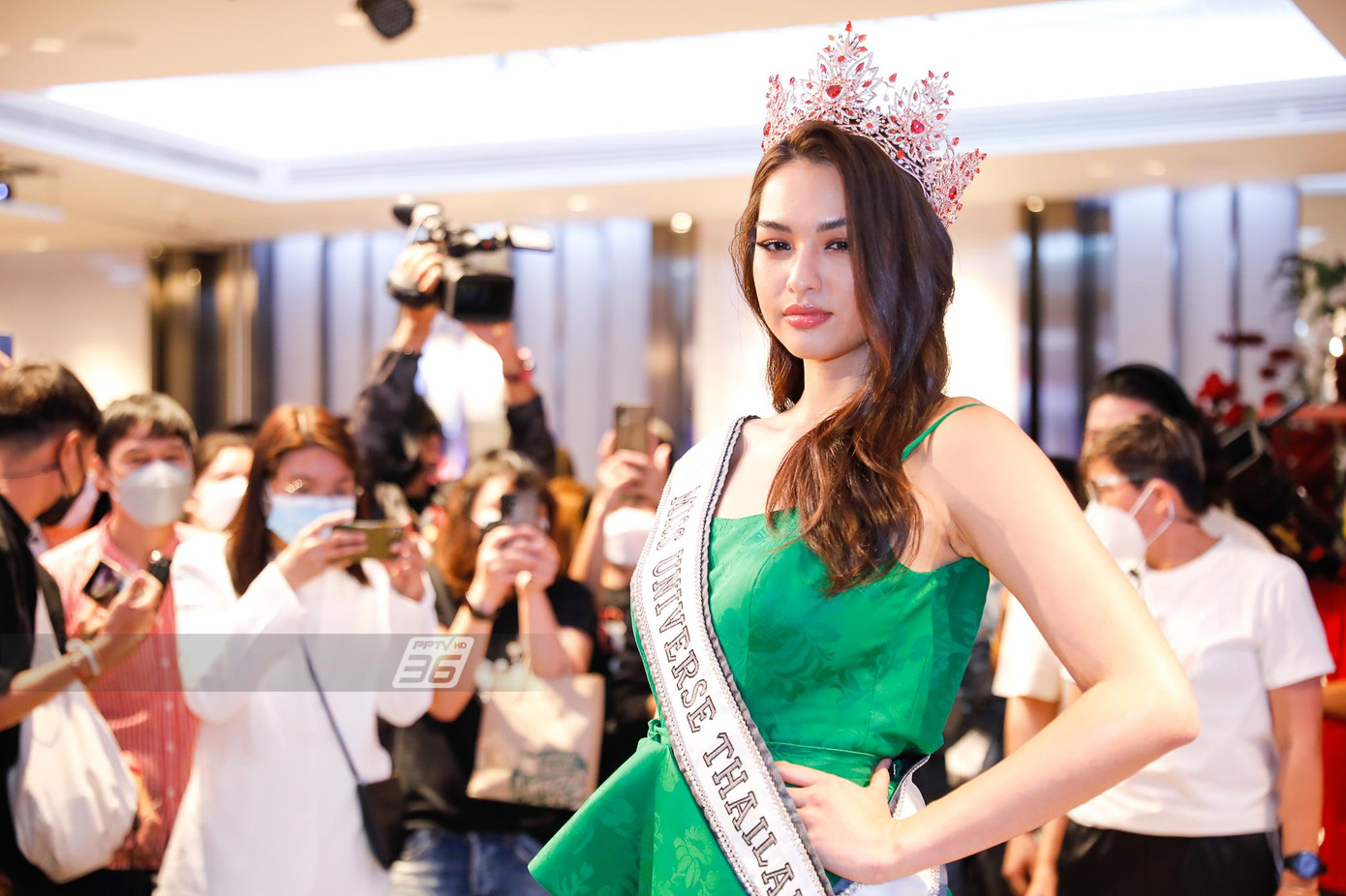 Ngay sau đó, người đẹp đã có cuộc gặp mặt với giới truyền thông nước nhà. Cô diện bộ váy xanh vô cùng thanh lịch và quyến rũ.