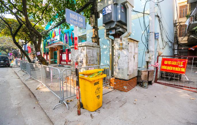 Khu vực phong toả tại ngõ 56 phố Ngô Sỹ Liên. Tại đây, có lực lượng chức năng thường xuyên túc trực, kiểm soát người ra vào khu vực có nguy cơ lây nhiễm cao