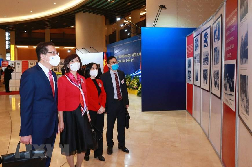 Đại biểu tham quan triển lãm thành tựu đối ngoại Việt Nam qua các thời kỳ. (Ảnh: Phương Hoa/TTXVN) Đại biểu tham quan triển lãm thành tựu đối ngoại Việt Nam qua các thời kỳ. (Ảnh: Phương Hoa/TTXVN)